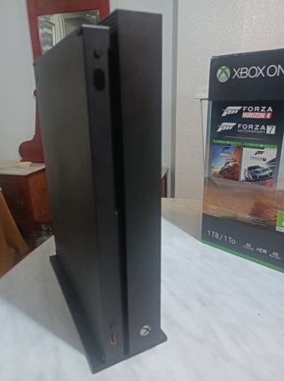 Vendo Xbox one X con 2 mandos por 120€