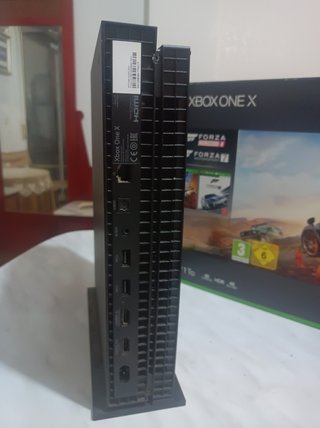 Vendo Xbox one X con 2 mandos por 120€