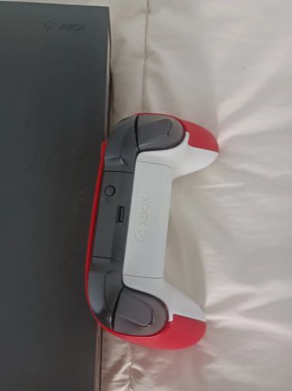 Vendo Xbox one X con 2 mandos por 120€
