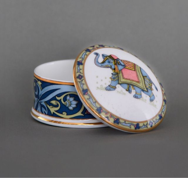 La Caja del elefante Azulr «Wedgwood».