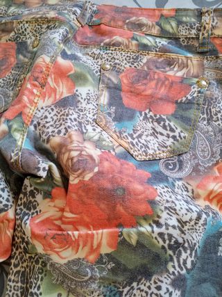 Pantalón pitillo estampado