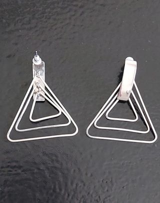 Pendientes plateados en forma de triangulos