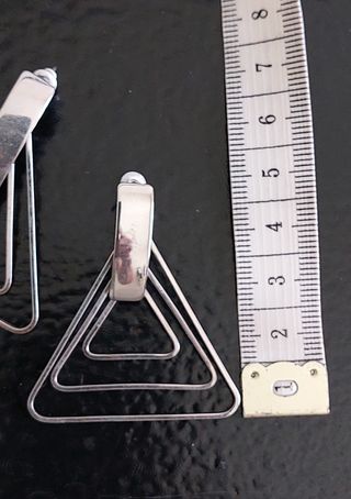 Pendientes plateados en forma de triangulos