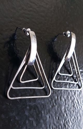 Pendientes plateados en forma de triangulos