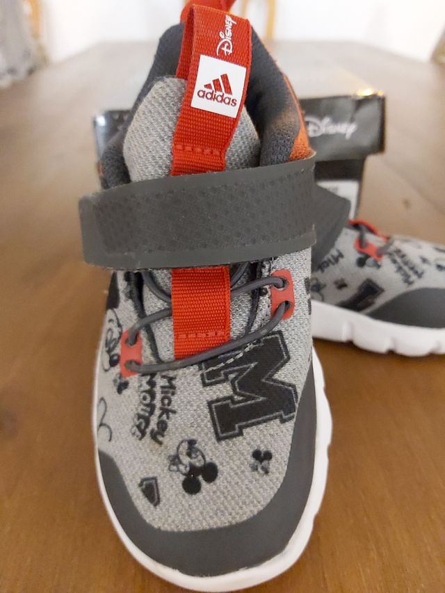 Deportivas Adidas. Talla 23