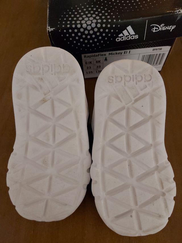 Deportivas Adidas. Talla 23