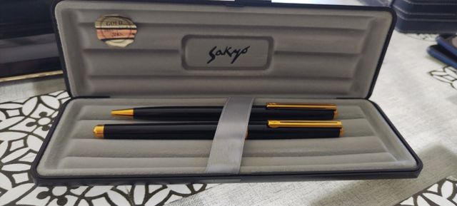 Pluma y bolígrafo sakyo