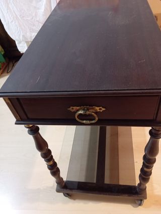 Mueble clásico para televisor con ruedas