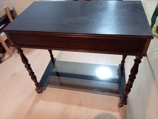 Mueble clásico para televisor con ruedas