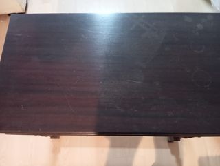 Mueble clásico para televisor con ruedas