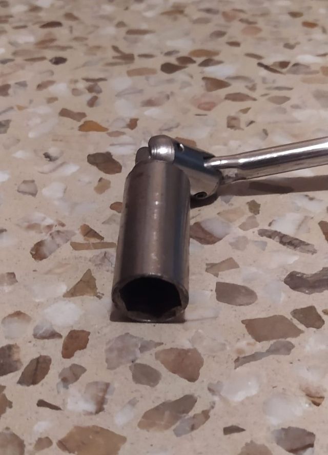 Llave en forma de T articulada