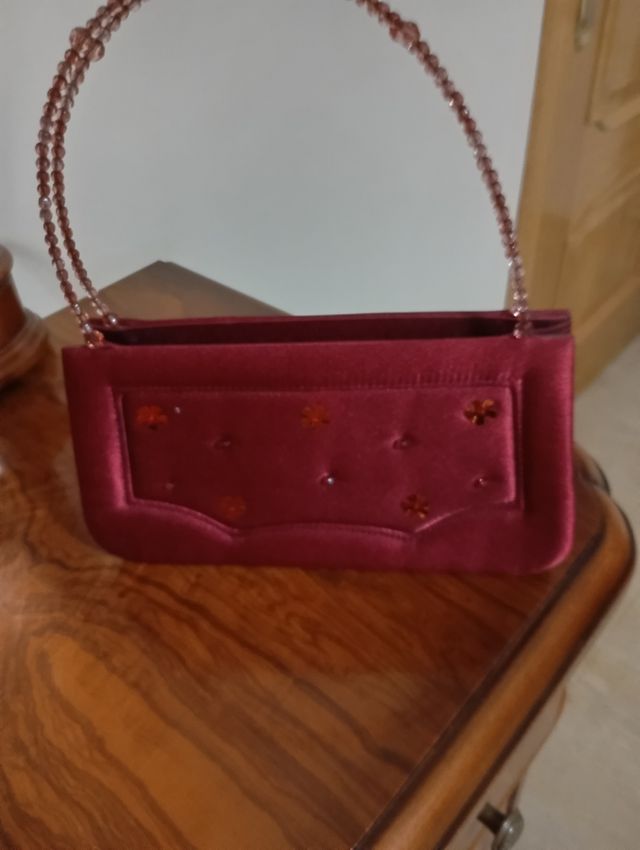 Bolso de fiesta granate muy bonito
