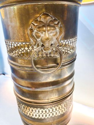 Paraguero, 47 cm. 24 cm. de diametro, metal