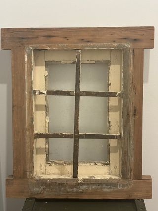 Ventana antigua con reja