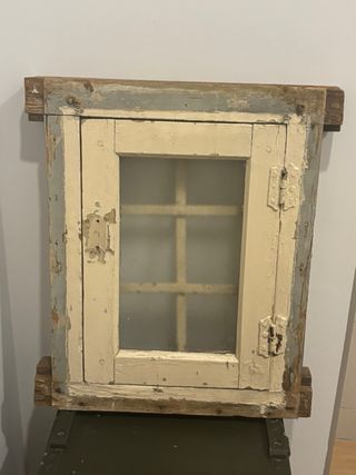 Ventana antigua con reja