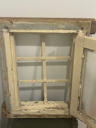 Ventana antigua con reja