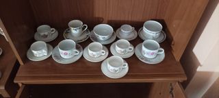 Diferentes juegos de café y menaje