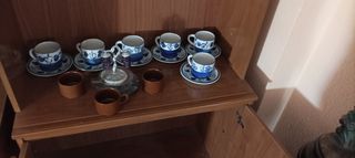 Diferentes juegos de café y menaje