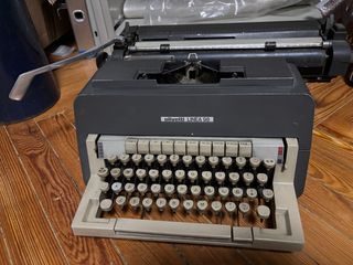 Máquina de escribir clásica 'Olivetti Linea 98'