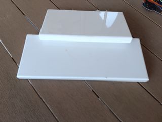 Estantes madera pequeños.