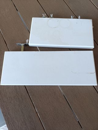 Estantes madera pequeños.