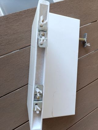 Estantes madera pequeños.