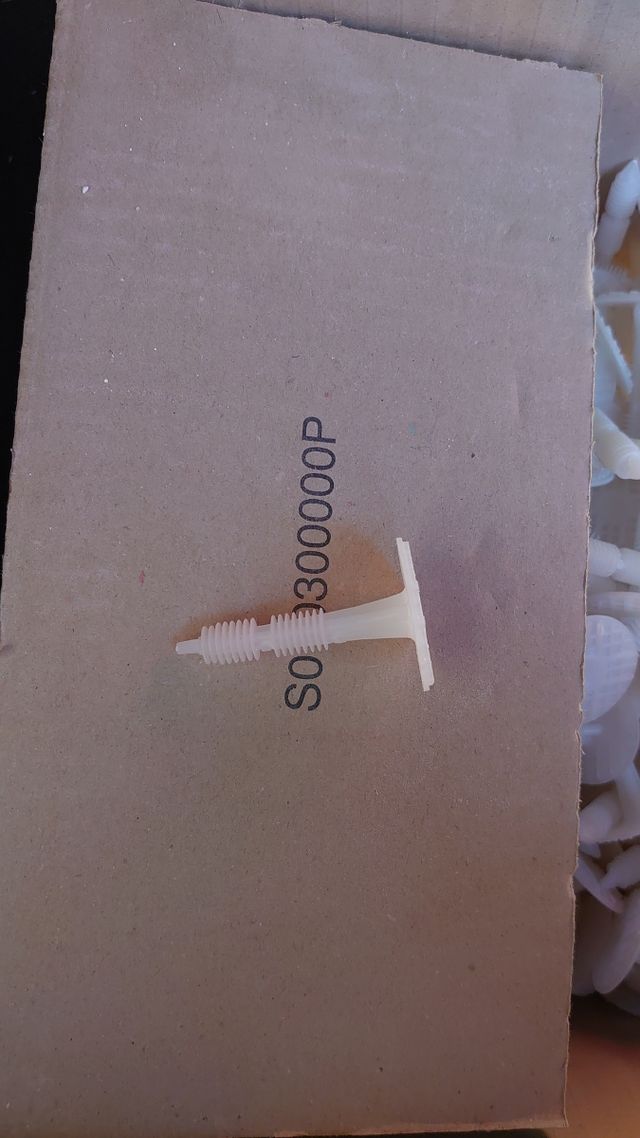 Perno de anclaje de plástico