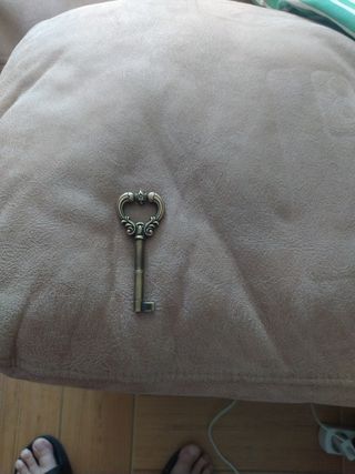 Llave de armario de laton