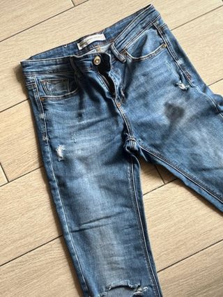 Jeans skinny strappati