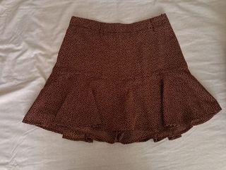 Falda pantalón burdeos con lunares beige
