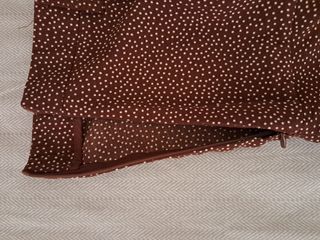 Falda pantalón burdeos con lunares beige