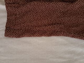 Falda pantalón burdeos con lunares beige