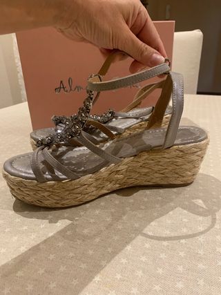 Zapato fantasía con cuña de esparto y cristales