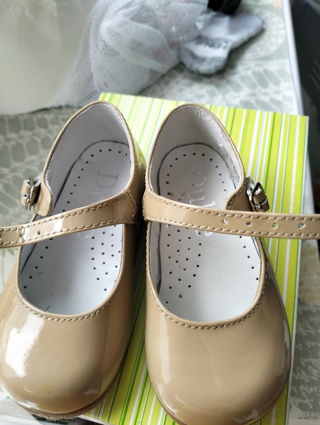 Zapatos niña, color arena charol #20