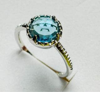 Anillo con topacio azul natural y plata de ley 925