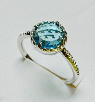 Anillo con topacio azul natural y plata de ley 925