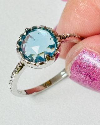 Anillo con topacio azul natural y plata de ley 925