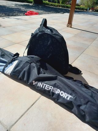 Se venden esquíes y botas