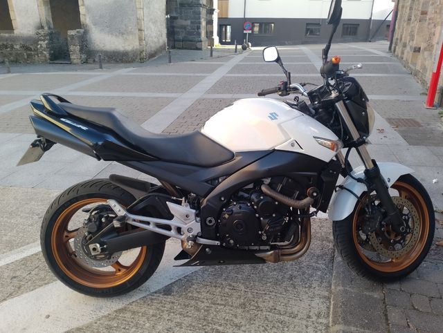 Moto Suzuki Gsr 600