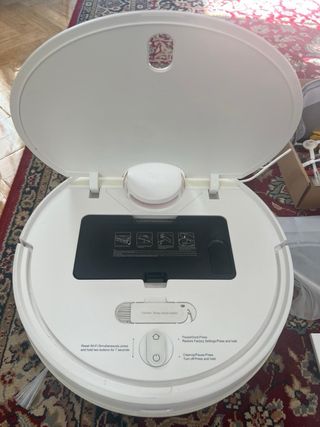 Robot aspirador con accesorios de repuesto 