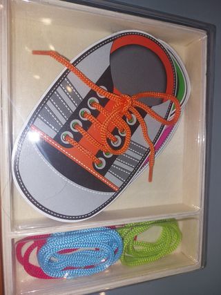 Juego atar cordones.