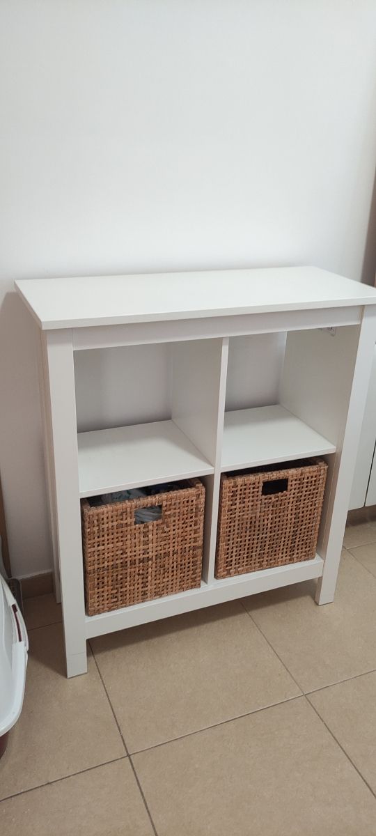 Estantería blanca con patas