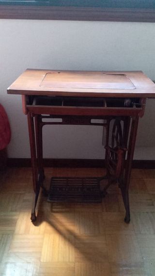 Máquina de coser Singer con mueble