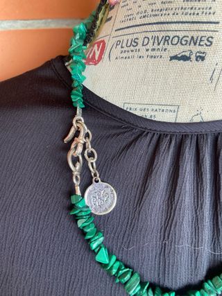 COLLAR MALAKITA CON COLMILLO DE PLATA 
