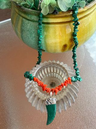 COLLAR MALAKITA CON COLMILLO DE PLATA 