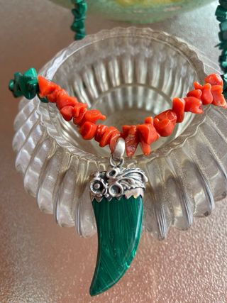 COLLAR MALAKITA CON COLMILLO DE PLATA 