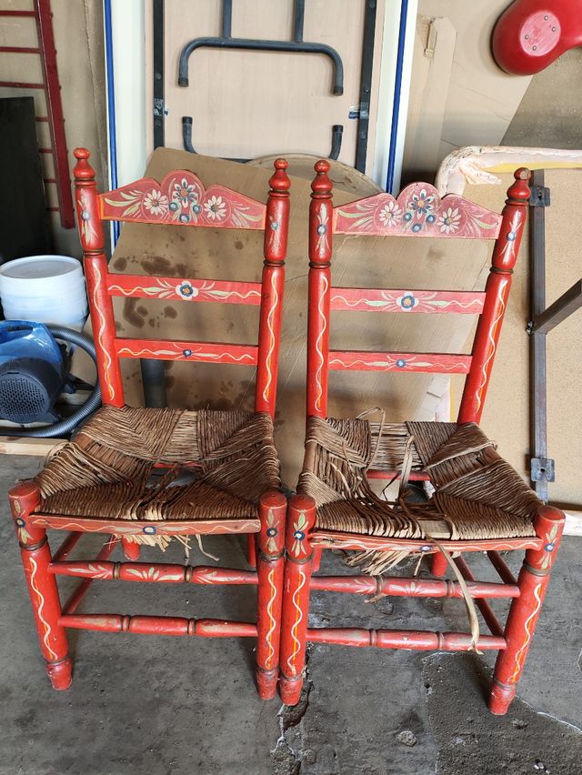 2 sillas sevillanas.