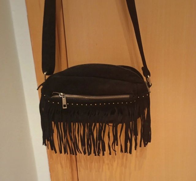 Bolso negro de flecos con asa