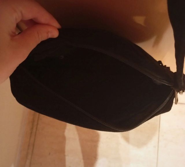 Bolso negro de flecos con asa