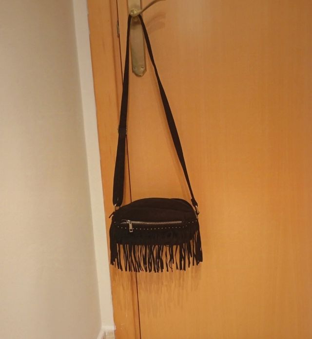 Bolso negro de flecos con asa